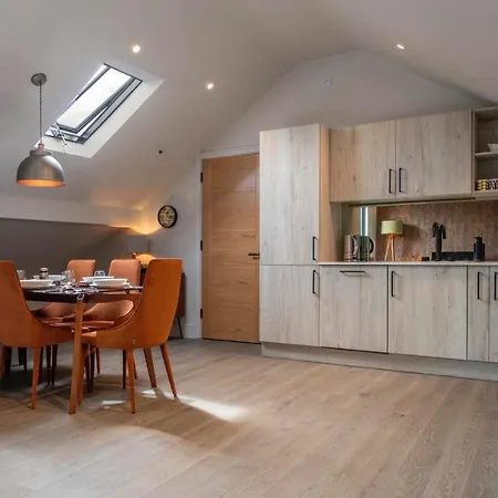 The Quadrant - The Garret Apartment *